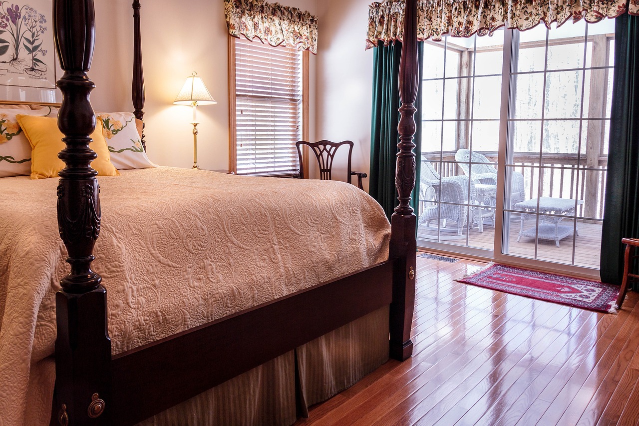 bedroom, bed, hardwood floor-670249.jpg